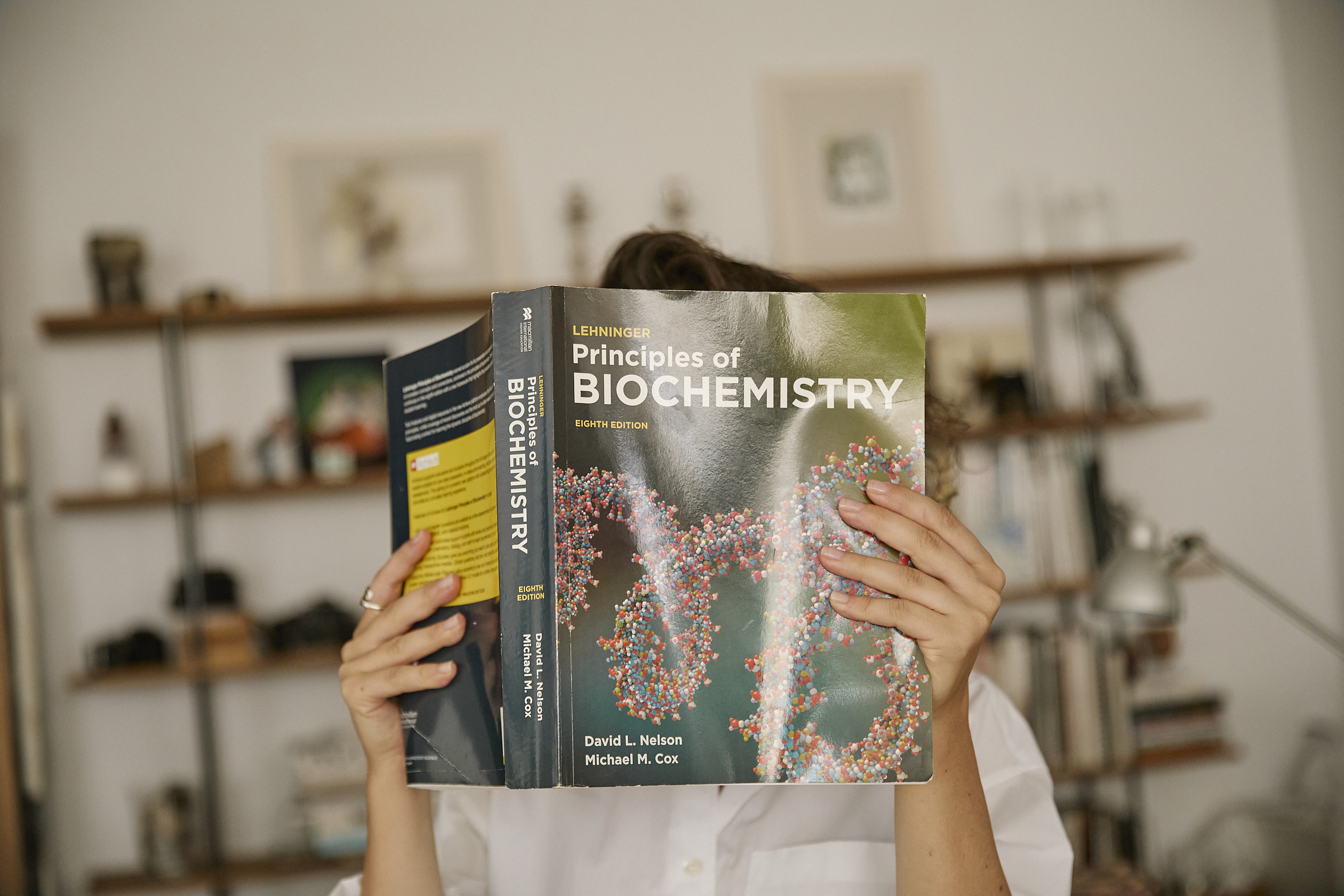 Svetlana drži knjigu iz biohemije